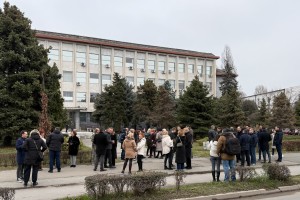 Skup podrške javnom  tužiocu zbog paljenja automobila