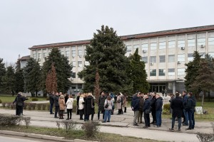 Skup podrške javnom  tužiocu zbog paljenja automobila