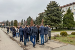 Skup podrške javnom  tužiocu zbog paljenja automobila