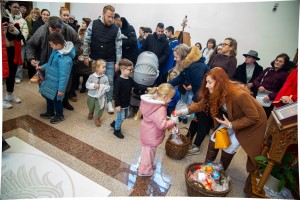 Podela paketića povodom praznika "Materice" u organizaciji Kola srpskih sestara