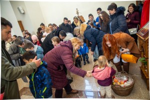 Podela paketića povodom praznika "Materice" u organizaciji Kola srpskih sestara