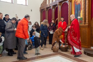 Podela paketića povodom praznika "Materice" u organizaciji Kola srpskih sestara