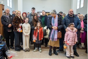 Podela paketića povodom praznika "Materice" u organizaciji Kola srpskih sestara