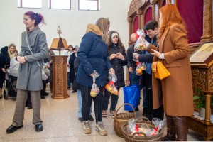 Podela paketića povodom praznika "Materice" u organizaciji Kola srpskih sestara