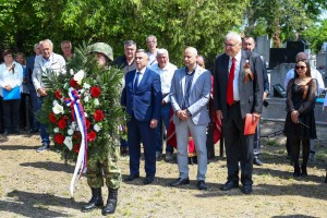 Polaganje venaca povodom Dana pobede na fašizmom na spomenik palim Crvenoarmejcima