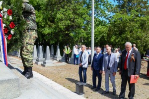 Polaganje venaca povodom Dana pobede na fašizmom na spomenik palim Crvenoarmejcima