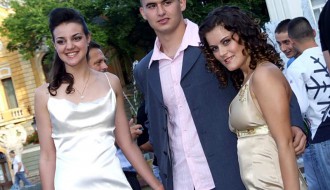 Maturanti medicinske škole na fontani