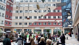 Praznični vašar, izložba slika i ukrašenih jelki.