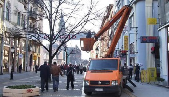 Novogodišnji ukrasi, gradilišta i šetači.