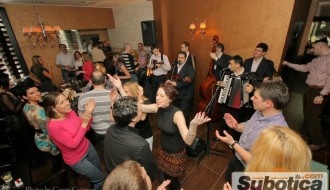 Tamburaši u vinskom baru