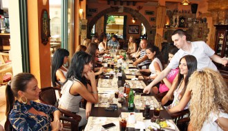 Devojke iz kompanije Miss Yu u Boss-u i u butiku Fara