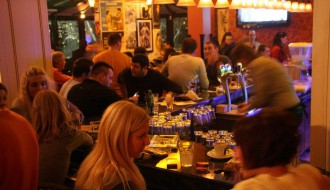 Akustik Trio: Goca - vokal, Atila - gitara, Besni - gitara