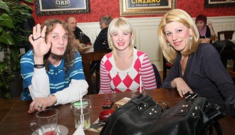 Akustik Trio: MILAN - gitara & vokal ATILA - gitara & vokal BESNI - gitara & vokal