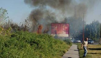 Gorelo rastinje u krugu bivše fabrike Zorka