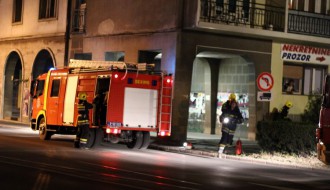 Požar u stambenoj zgradi i uspešna intervencija vatrogasaca