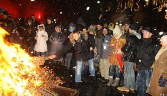 Osveštanje i paljenje badnjaka na Trgu