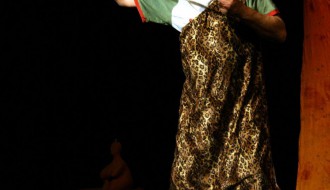 Nebojša Čolić u predstavi "Odbrana pećinskog čoveka"