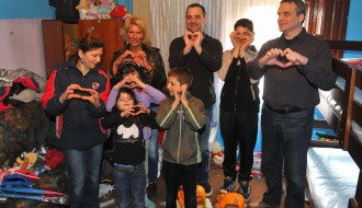 Nova akcija "Srce za decu": Ceca Kitić posetila porodice Vukotić i Kuktin (foto: Oliver Bunić)