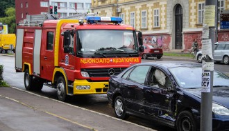 Saobraćajka na raskrsnici: Vatrogasno vozilo u intervenciji i putničko vozilo