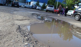 Udarne rupe na parkingu ispred Hale sportova