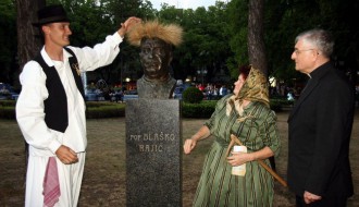 Svečano večernje i polaganje venaca na spomenik Risaru