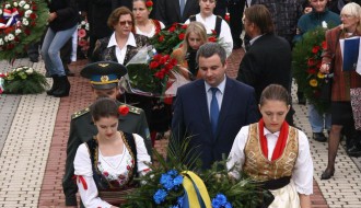 Polaganje venaca na Spomenik žrtvama fašizma