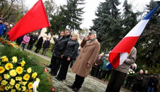 Polaganje venaca na spomenik "Balada vešanih"