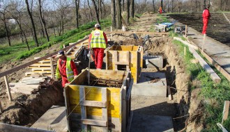 Radovi na postavljanju stubova za semafor