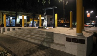 Spomen park Deže Kostolanjiju noću