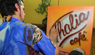 Unikatni grafitni stolovi u Thalia cafe-u