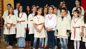 "Deci Kosmeta s osmehom, zajedno u školskim klupama"