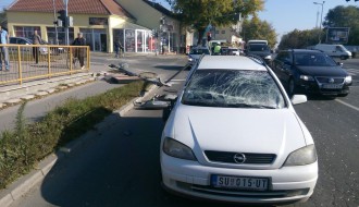 Nezgoda na Segedinskom putu - srušen stub javne rasvete