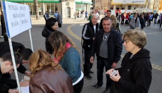 Potpisivanje peticije za ukidanje zakona kojim su smanjene plate i penzije