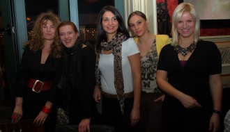 A GIrls between Maniacs