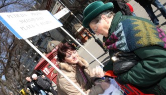 Potpisivanje Peticije (DS) za ukidanje zakona kojim su smanjene plate i penzije