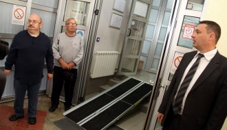 Postavljena rampa za invalide na ulazu Telekomove poslovnice u Prvomajskoj