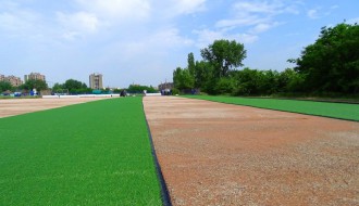 Postavljanje veštačke trave na pomoćni teren