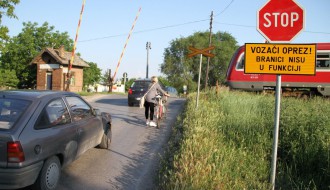 OPREZ! Pružni prelaz kod Javnih skladišta (branici nisu u funkciji)