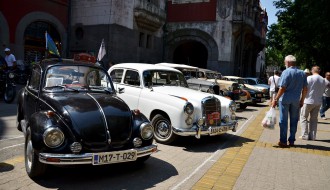 Izložba oldtajmer vozila ispred svečanog ulaza Gradske kuće