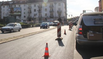 Sređivanje vozne trake na prometnoj raskrsnici u centru grada