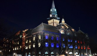 Gradska kuća u bojama francuske zastave