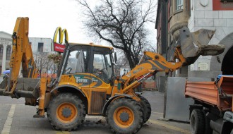 Radovi na popločavanju trotoara oko Gradske kuće