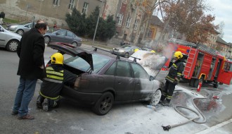 Požar na automobilu u centru grada