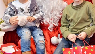 Predstava i dodela novogodišnjih paketića deci iz vrtića "Dambo"