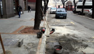 Radovi na popločavanju trotoara oko Gradske kuće