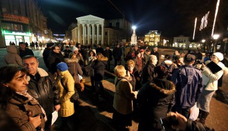 Protest "Novinari ne kleče"