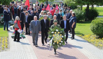 Polaganje venaca na Spomenik žrtvama fašizma