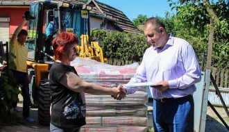 Uručenje građevinskog materijala za porodicu Josipović