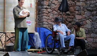 Najava premijere komične opere-bajke "Dve glave i devojka"