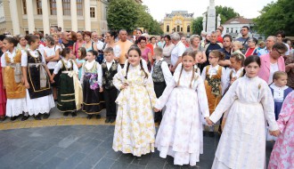 Dan Dužijance 2016 - povorka, Veliko bunjevačko kolo i polaganje venaca ispred biste Blaška Rajića (#1)